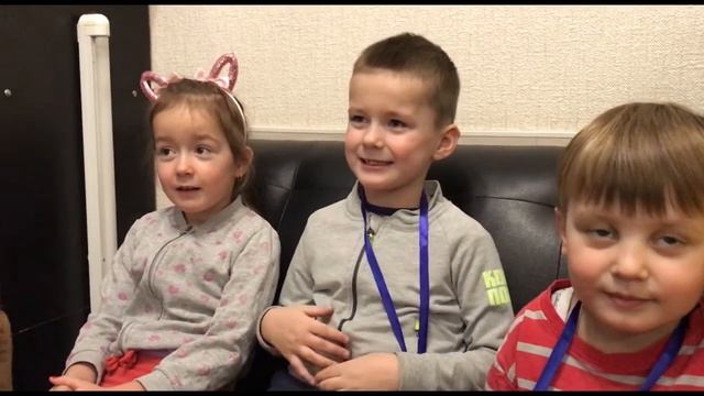Счастливые родители и их дети после курса реабилитации речи смотреть онлайн
