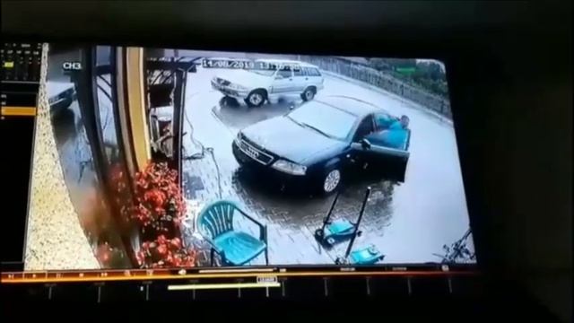Audi без тормозов въехал в дверь шиномонтажа смотреть онлайн