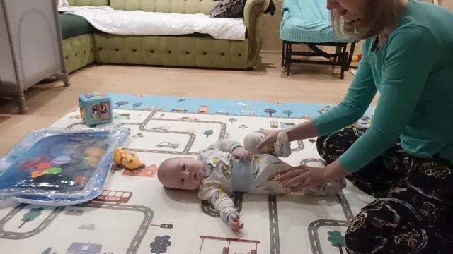 Как грудничок переворачивается! Когда должен начать? Как научить? Видеоурок смотреть онлайн