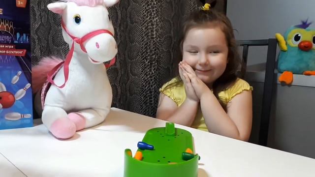 ПОЛИНА ИГРАЕТ В МИНИ - БОУЛИНГ/ЧЕЛЛЕНДЖ смотреть онлайн