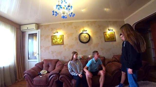 ДЕВОЧКИ ПОДРАЛИСЬ ИЗ-ЗА ДИМЫ ! смотреть онлайн