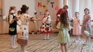 Очень красивый танец девочек с цветами на 8 марта