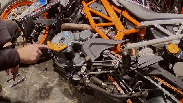 KTM Engine Case Protectors Install KTM Duke 390 125 250 200 смотреть онлайн
