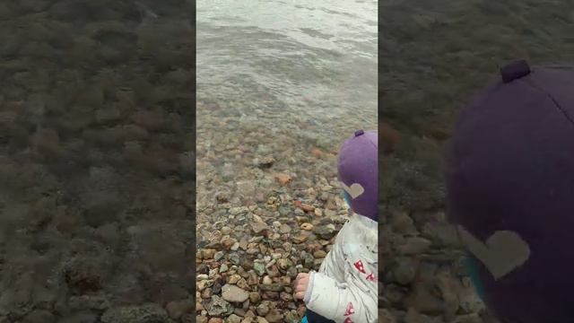 Ребёнок кидает камни в реку Днепр. смотреть онлайн