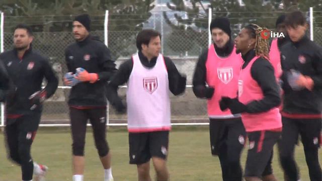Sivasspor’da Bülent Uygun ilk idmanına çıktı смотреть онлайн
