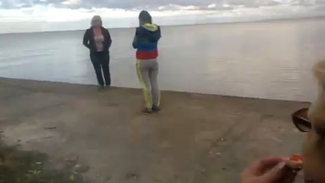 Ломоносов. Финский залив. Архивное видео. 18.09.2015г. На видео моя мама, бывшая девушка и её мама. смотреть онлайн