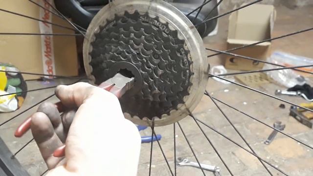 Как снять кассету на велосипеде без съёмников, спец. ключей и т.д.