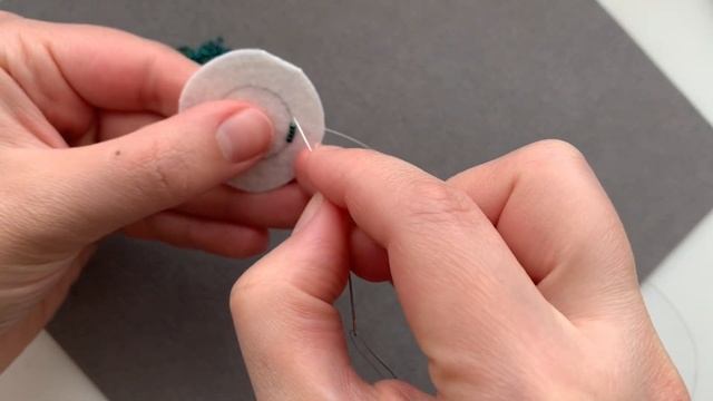 Embroidery tutorial. Вышивка для начинающих. Как пришить бисер ровной линией, сделать контур бисеро смотреть онлайн