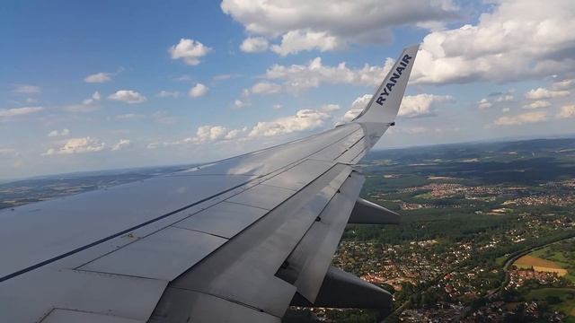 Ryanair Boeing 737-800 landing at Nuremberg Airport смотреть онлайн