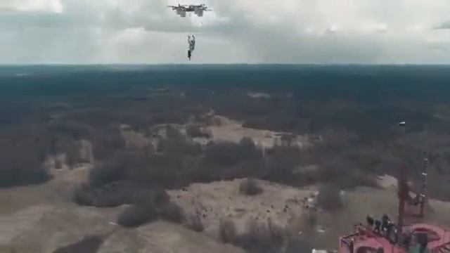 Первый прыжок человека с дрона на большой высоте смотреть онлайн