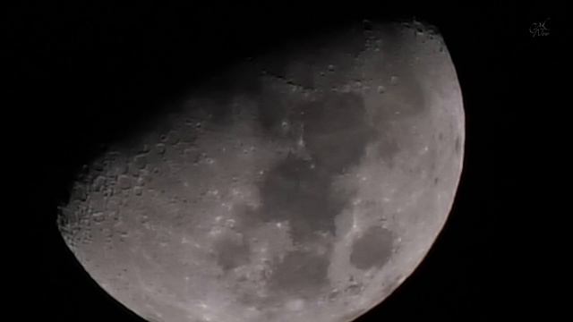 Луна на небе видео крупный план 4К без телескопа / Moon in the sky close-up 4K смотреть онлайн
