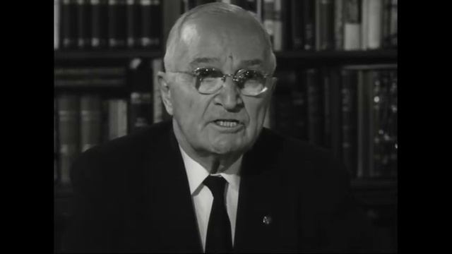 MP2002-358 Former President Truman Discusses Using the Atomic Bomb to Win World War II смотреть онлайн