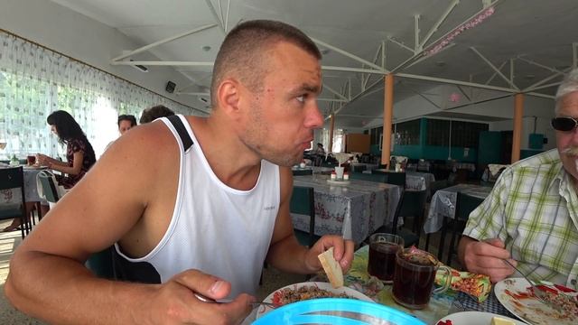 ЗАТОКА! ПЕРВЫЙ ЗАВТРАК В ОТЕЛЕ. СМОТРИМ ЧЕМ КОРМЯТ... смотреть онлайн