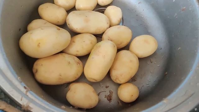 Как быстро почистить молодую картошку. Жизненные хитрости 2020 How to quickly peel a young potato смотреть онлайн