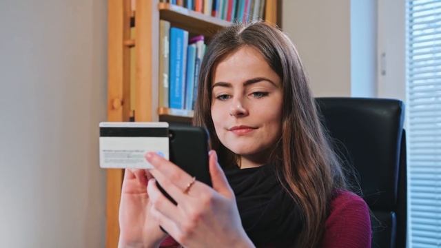 В школе смеялись над его кроличьими зубами. Но через 5 лет он всех удивил! смотреть онлайн