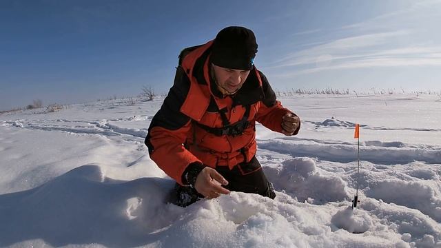 Жерицы 2021 стреляют одна за одной. Ловля ЩУКИ на жерлицы в марте. Утренний жор щуки. Зимняя рыбалк смотреть онлайн