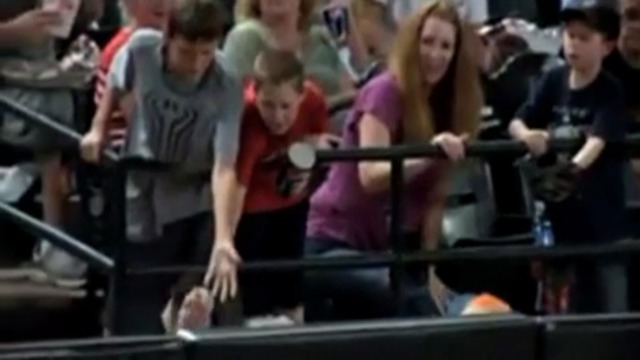 Мальчик поймал мяч и отдал его другому мальчику смотреть онлайн