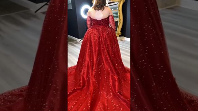 Let’s be honest, this dress is the most red wedding dress you’ll ever see. 😍❤️❤️ смотреть онлайн