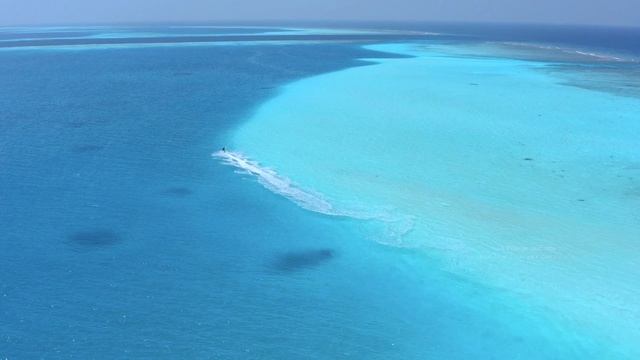 Maldives from Above in 4K // DJI Mavic Pro 2 Drone Video смотреть онлайн