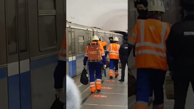 Мужчина упал на пути в метро, на станции Семёновская смотреть онлайн