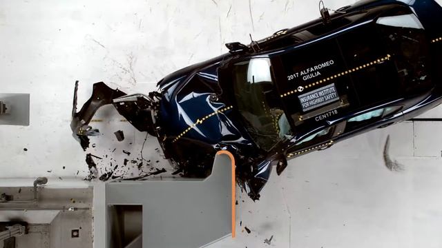 2017 Alfa Romeo Giulia driver-side small overlap crash test (extended footage) смотреть онлайн