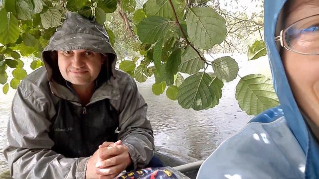 В резиновой лодке под дождём смотреть онлайн