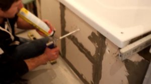 Капитальный экран из блоков.Вырезаем окошко под ванной и показываем конечный результат.