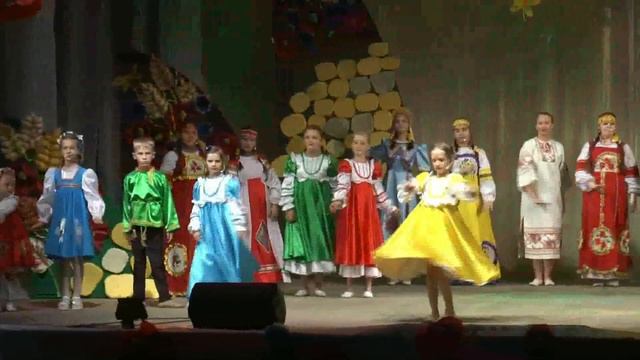 Ансамбль народной песни "Шатрица"- ст. Тбилисская Краснодарского края - "я на печке молотила" смотреть онлайн