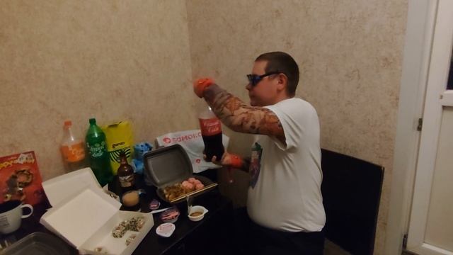 ДЕВУШКА ПРИЦЕПИЛА НАРУЧНИКАМИ ЧТОБЫ Я НЕ БУХАЛ И НЕ ОБЖИРАЛСЯ НА НОЧЬ смотреть онлайн