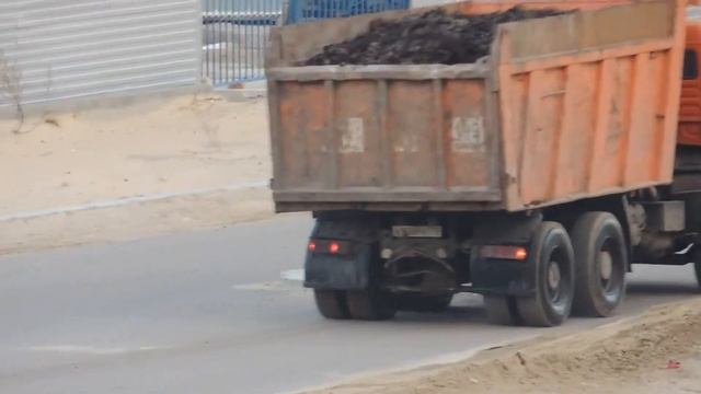 Самосвалы едут. Видео с машинами Грузовиками смотреть онлайн