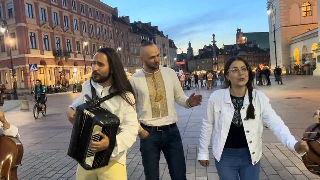 Словак Марко і українка Людмила приєднались до колумбійця Янко співати "Ой чорна я си чорна" смотреть онлайн