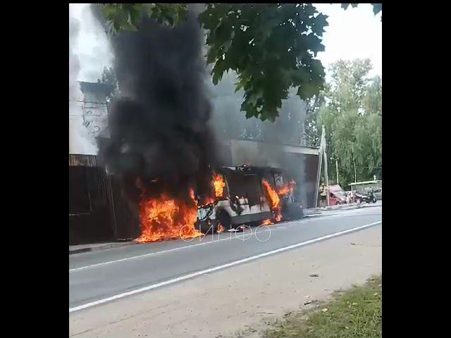В Звенигороде сгорел большой рейсовый автобус Мострансавто смотреть онлайн