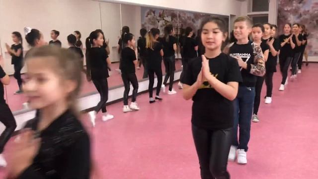 Backstage репетиция,подготовка моделей на BRILLIANT FASHION DAY-2018 смотреть онлайн