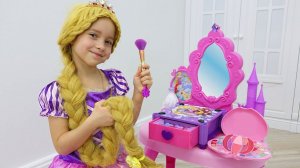 София как Рапунцель наряжается и делает Макияж / Sofia pretend to be a Princess Rapunzel