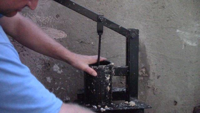 Как сделать топливные брикеты из опилок самостоятельно - домашний бизнес и тепло в доме смотреть онлайн