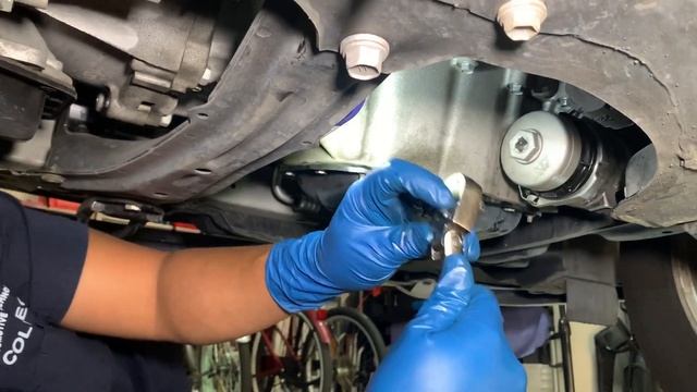 2009-2013 Toyota Corolla How to change the engine oil смотреть онлайн