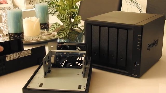 Synology NAS DS218play - info and disk mounting смотреть онлайн