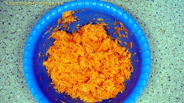 Салат с морковью. Рецепт салата с сухариками и морковью. Закуска из морковки. смотреть онлайн