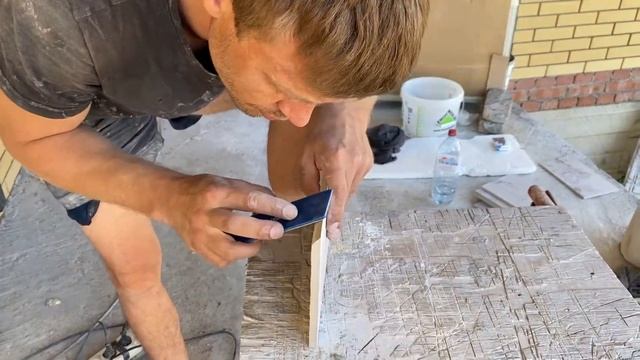 Запил плитки под "45 градусов" болгаркой, Шлифовка точильным камнем Зубр убираем сколы с плитки смотреть онлайн