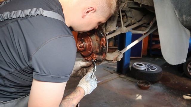 Замена задних колодок и цилиндров на Рено Дастер смотреть онлайн