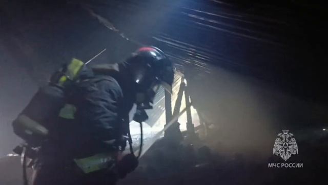 В Красноярске пожарные тушат крышу пятиэтажного дома смотреть онлайн