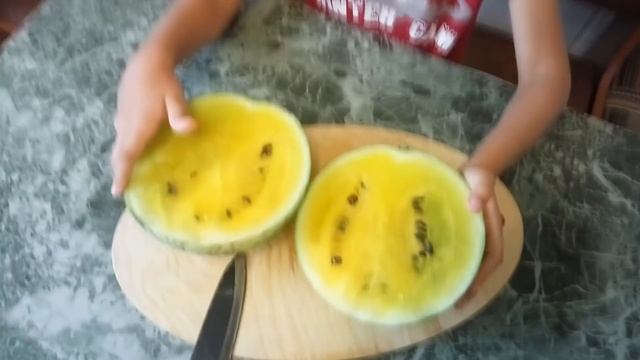 (●̮̮̃●̃) Арбузный челЛенж ►! Как порезать арбуз для ребенка! Ярик пробует желтый арбуз))) смотреть онлайн
