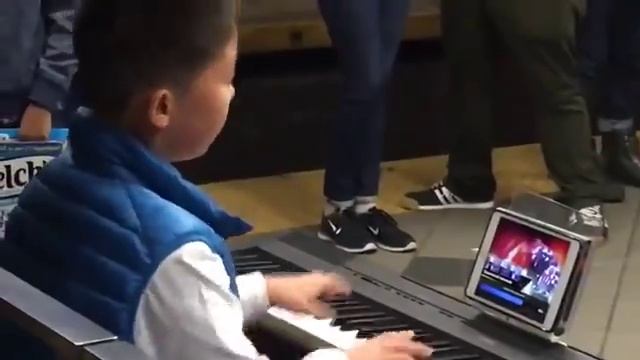 Парень играет на фортепиано и в планшет одновременно! смотреть онлайн