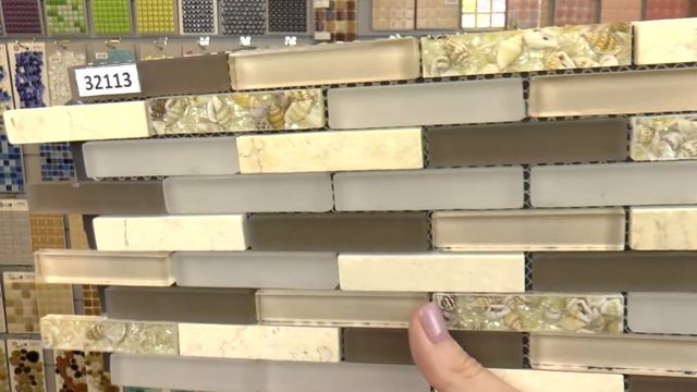 Бежевая мозаика из стекла, мрамора и ракушек смотреть онлайн