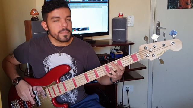 Iron Maiden - Brave New World / André Fernandes (Bass Cover) смотреть онлайн
