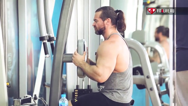 УПРАЖНЕНИЕ  ОТВЕДЕНИЕ НАЗАД НА  ТРЕНАЖЕРЕ