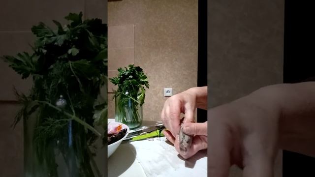Разделать селёдку,отделить филе селёдки от хребта!!! смотреть онлайн