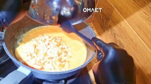 Омлет с молоком и крабовыми палочками  Необычный нежный вкус для завтрака.