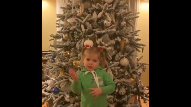 Дочка Леры Кудрявцевой читает Новогодние стихи смотреть онлайн