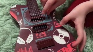 играю на игрушечной гитаре?| юный блогер?
